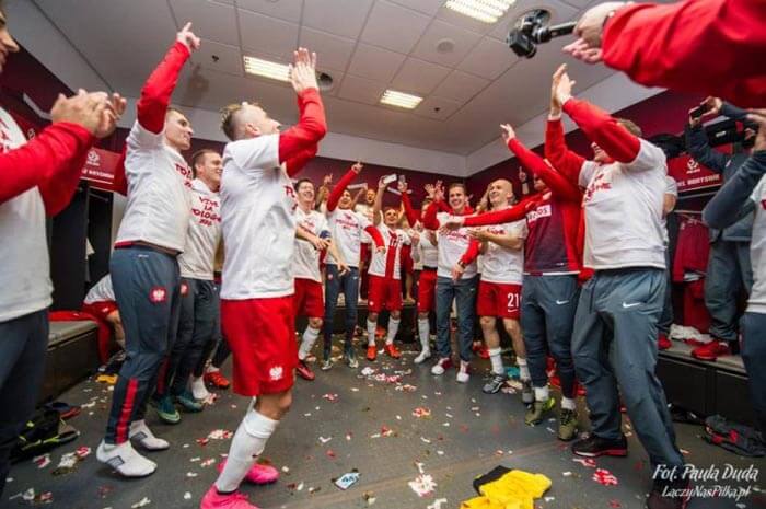 Reprezentacja Polski po meczu z Irlandią śpiewa