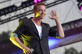 Weekend - Oni Tu Są I Grają Dla Nas